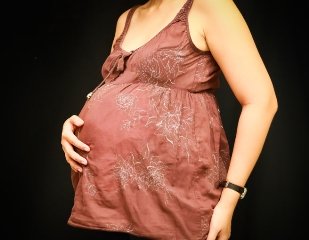 В среднем у 20-30% женщин в прямой кишке или во влагалище обнаруживаются стрептококки группы B. В большинстве случаев эти бактерии не вызывают проблем, но тем не менее, они связаны с осложнениями, возникающими во время беременности, в том числе преждевременными родами. Исследование, опубликованное в журнале «PLOS Pathogens», показало, что стрептококки группы B образуют мембраносвязанные везикулы, содержащие бактериальные агенты, атакующие здоровые ткани хозяина. Исследование на мышах показало, что эти пузырьки могут передвигаться из влагалища в матку и стать причиной воспаления мембран, окружающих эмбрион. При непосредственном попадании в полость амниотического мешка грызунов они могут вызвать преждевременные роды и рождение мертвого плода. Мембраносвязанные везикулы, насыщенные токсинами, иммунными модуляторами и другими бактериальными агентами, способствуют выживанию и вирулентности (способность заражать организм) многих патогенных бактерий. Ранее не было известно, образуют ли стрептококки группы B мембраносвязанные везикулы. У беременных женщин, в организме которых содержаться стрептококки и у которых наблюдаются преждевременные роды, бактериальная инфекция редко встречается в матке. Анирбан Банарджи из Индийского технологического института Бомбея со своими коллегами предположила, что если стрептококки образуют мембраносвязанные везикулы, они могут перемещаться вверх к матке во время беременности и вызвать повреждение тканей. Для подтверждения этого исследователи начали выращивать стрептококки группы B в жидкой среде. Когда они переместили бактерии и изучили оставшуюся жидкость при помощи электронной микроскопии, то обнаружили многочисленные сферические структуры. При увеличении изображения поверхности выросших бактерий они выявили везикулы, которые отделялись от бактериальной клетки, подтверждая догадку ученых. Затем исследовали содержание белка в везикулах, выделив при этом 8 бактериальных белков, которые выполняли функции вирулентных агентов, способных атаковать человека-хозяина и провоцировать заболевания. Когда ученые смешали везикулы и клетки из организма человека, они выяснили, что везикулы могут поразить и убить эти клетки, свидетельствуя об их опасности и токсичности. После исследователи разместили эти пузырьки без бактерий во влагалище мыши, обнаружив впоследствии их в матке и в развивающемся плоде. Это доказывает то, что везикулы способны перемещаться по родовому каналу. Добавление их к хорио-децидуальной оболочке у мышей вызвало деградацию коллагена, снижая ее эластичность и ослабляя прочностные свойства. При введении везикул в амниотический мешок (заполненную жидкостью полость, окружающую эмбрион) беременных мышей, ученые обнаружили, что спустя 24 часа ткань оболочки между матерью и плодом была серьезно деструктирована, с разрушенными коллагеновыми волокнами, признаками воспаления и обширной гибели клеток. Чтобы проверить, могут ли эти изменения привести к преждевременным родам, исследователи внимательно проследили за самками, в чьи амниотические мешки были введены везикулы на 14,5 день беременности (длительность беременности у мышей составляет 19 дней). Примерно 60% мышат родились раньше времени (на 18 день), в сравнении с 10% грызунов из контрольной группы, получившей инъекцию физиологического раствора. Кроме того, ученые отметили повышение частоты смерти плода в утробе матери, а также рождение слишком слабых мышат после введения везикул. В совокупности эти результаты свидетельствуют о том, что мембраносвязанные везикулы, образованные из стрептококков группы B, связаны с преждевременными родами и рождением мертвого ребенка. Обсуждая результаты исследования, ученые подчеркнули, что мембраносвязанные пузырьки в одиночку могут вызвать признаки, имеющие сходство с симптомами хориоамниотита у мышей. Они предполагают, что везикулы могут быть ответственны за случаи развития необъяснимого хориоамниотита. Допуская расхождение между экспериментальными результатами исследования на мышах и человеческим патогенезом, ученые, тем не менее, считают, что их выводы «обеспечивают понимание того, как стрептококки группы B, локализуясь во влагалище, могут влиять на состояние плодной оболочки, приводя к преждевременным родам». Так как стрептококки не чувствительны к антибиотикам, ученые предполагают, что «новые медикаменты, предотвращающие образование везикул, могут быть эффективным способом лечения» .